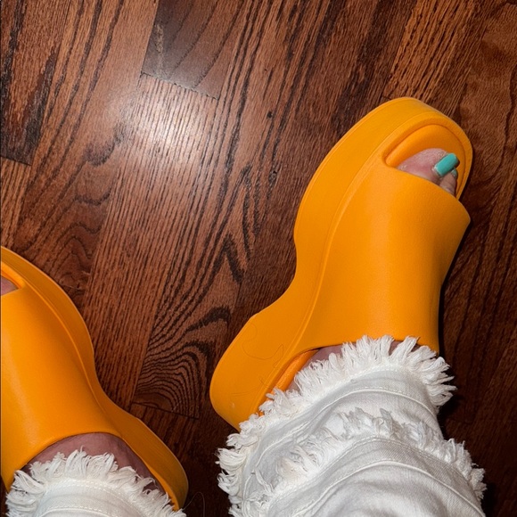 STEVE MADDEN SUPER CUTE GENTLY USED ORANGE BOHO PLATFORM SLIP ON SANDALS! - Picture 2 of 7